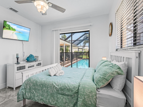 Luxurious Waterfront Vacation Home in Cape Coral